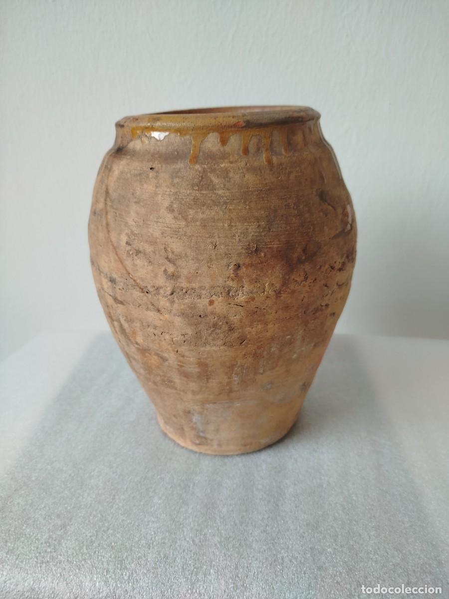 Antig&uuml;edades: Tinaja de barro cocido, barnizada interior. En buen estado.