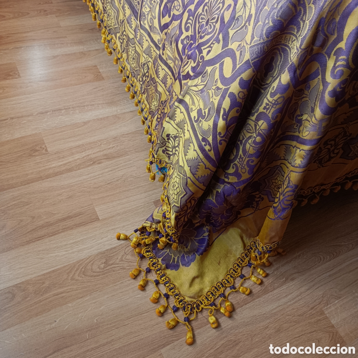Antig&uuml;edades: Colcha antigua morada y amarilla de cama de 135
