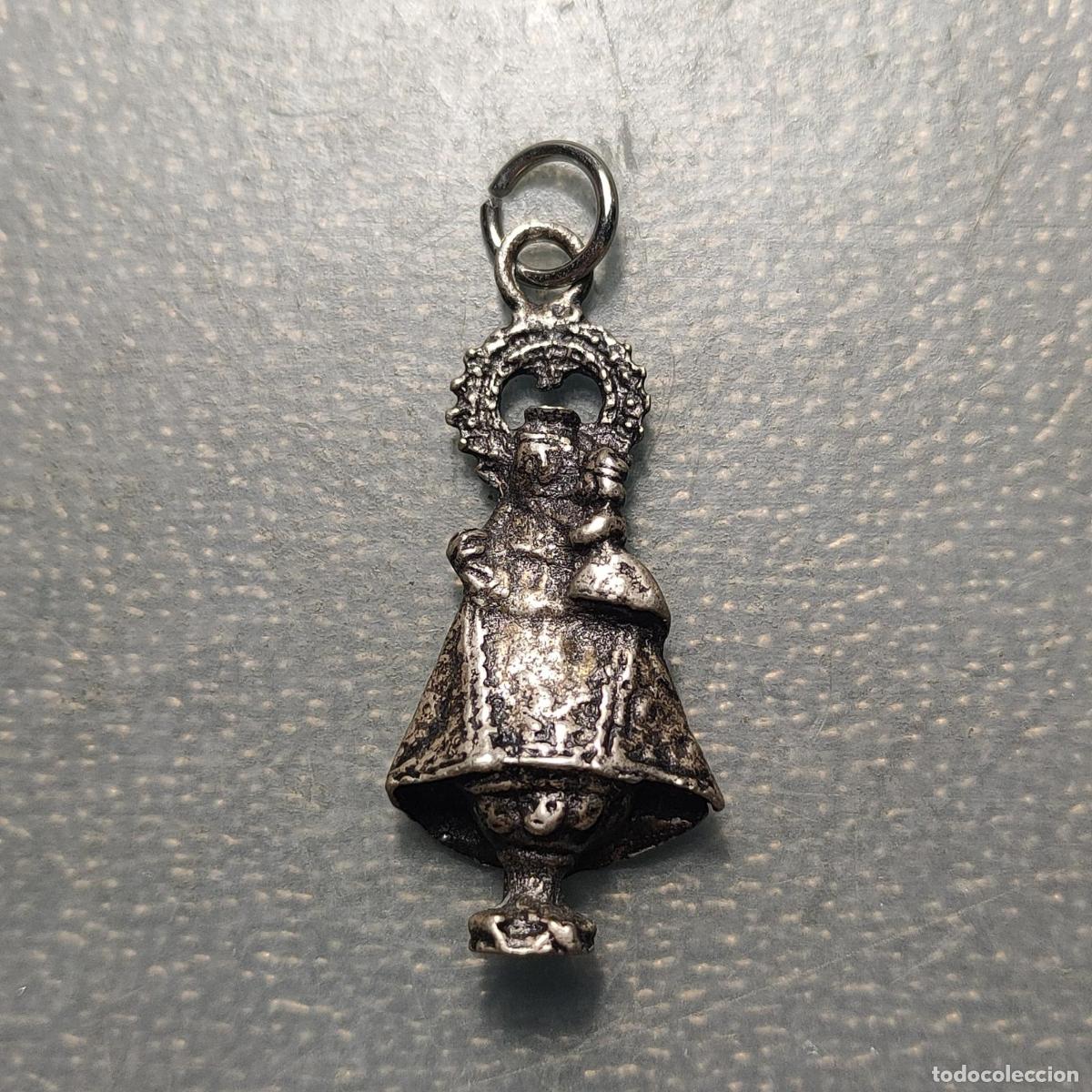 Antig&uuml;edades: MEDALLA RELIGIOSA VIRGEN DE COVADONGA COLGANTE METAL BLANCO