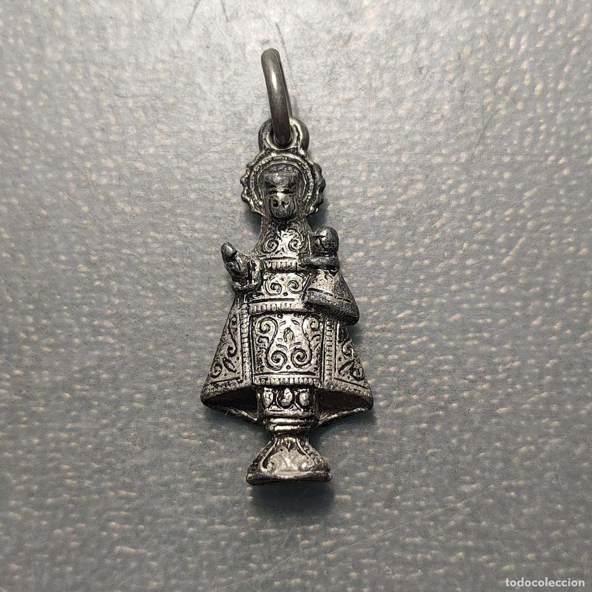 Antig&uuml;edades: MEDALLA RELIGIOSA VIRGEN DE COVADONGA COLGANTE METAL BLANCO