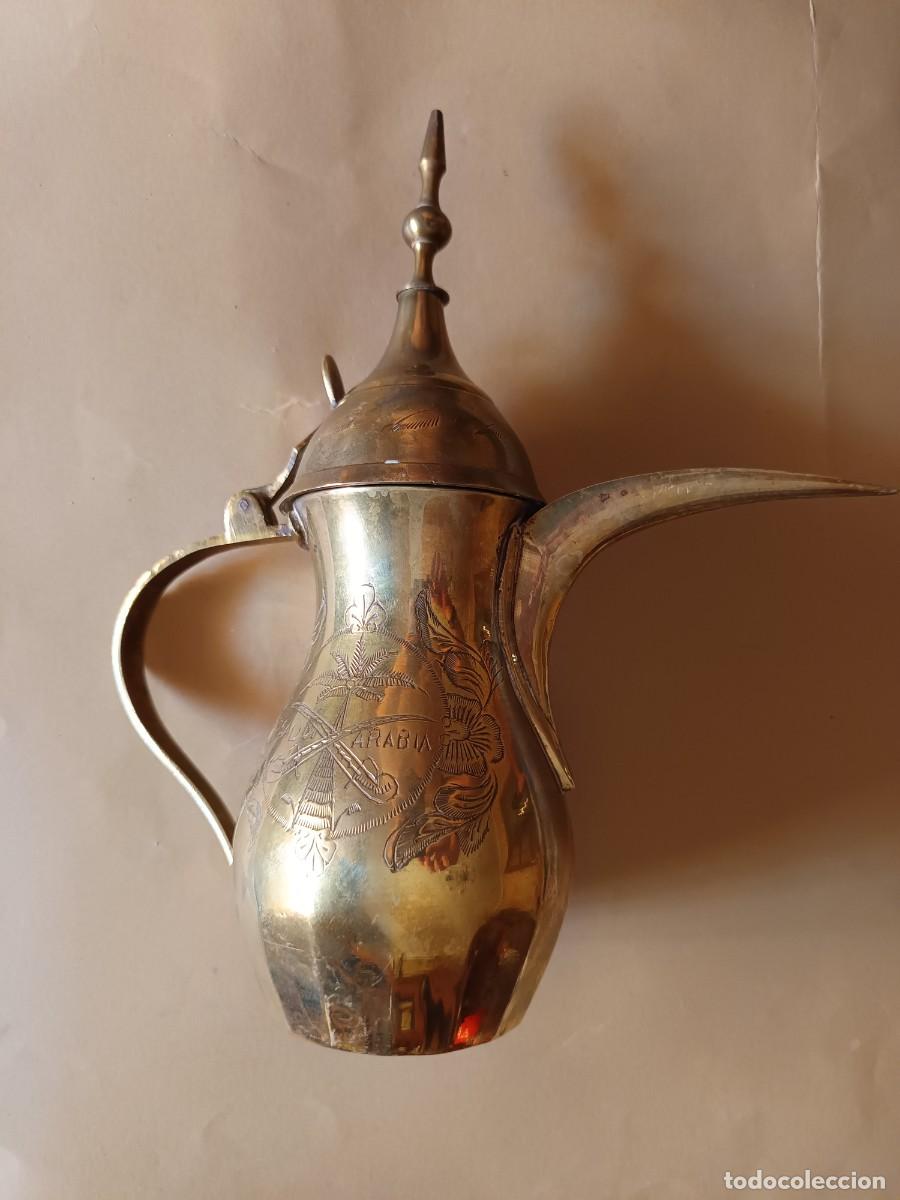 Antig&uuml;edades: Tetera/cafetera de lat&oacute;n Arabia Saud&iacute;. Con grabados.