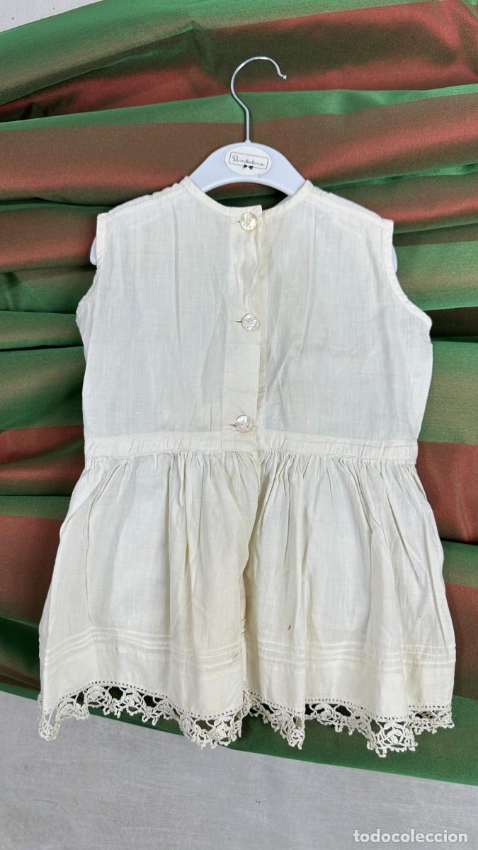 Antig&uuml;edades: Antigua bata. Vestido de ni&ntilde;o