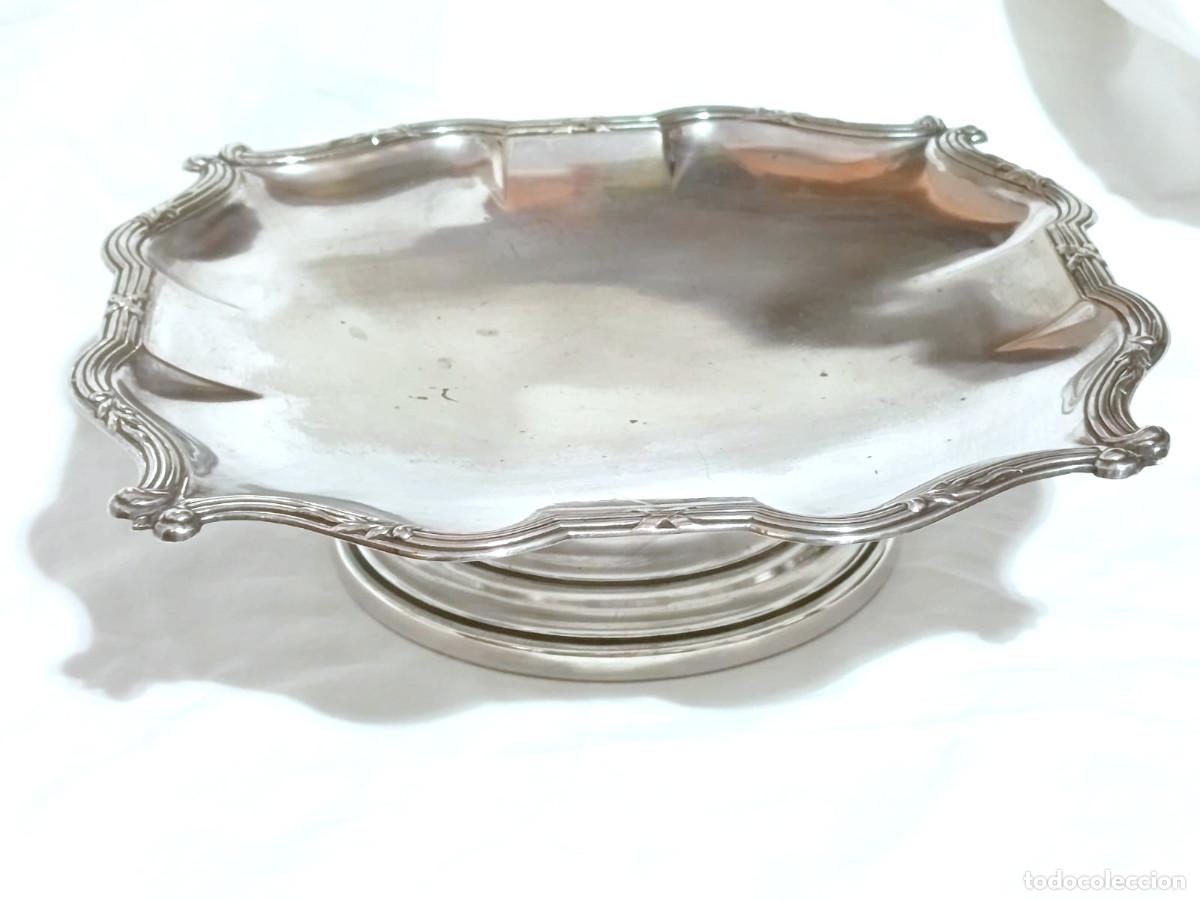 Antig&uuml;edades: Fuente Salvilla Antigua de borde gallonado y pedestal, marcas de contraste Meneses, ba&ntilde;o de plata