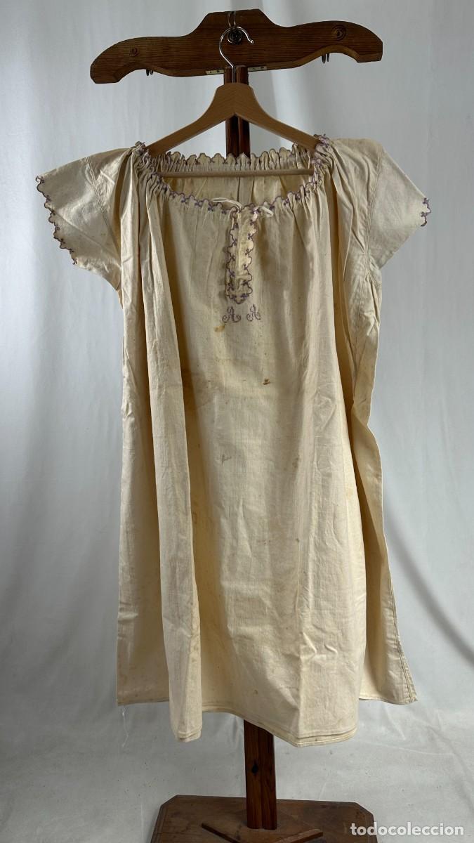 Antig&uuml;edades: Antigua camisa de lino con fest&oacute;n lila