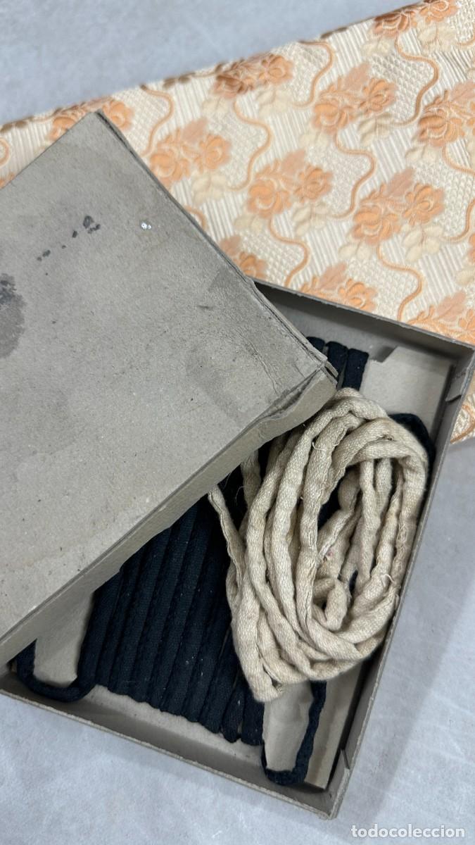 Antig&uuml;edades: Antigua caja de plomos para vestido