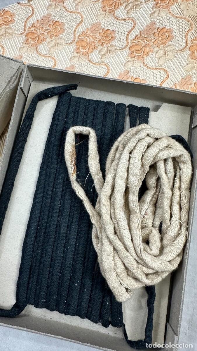 Antig&uuml;edades: Antigua caja de plomos para vestido