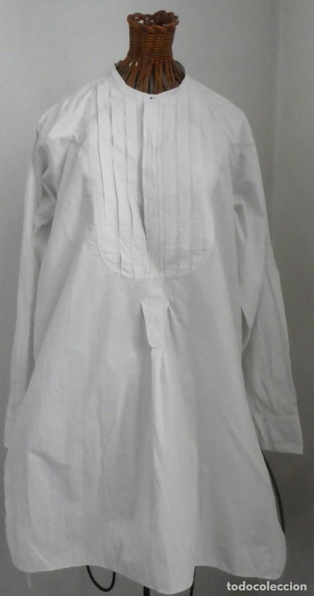 Antig&uuml;edades: ANTIGUA CAMISA DE BATISTA CON PECHERA RAYADA PPIO.S.XX