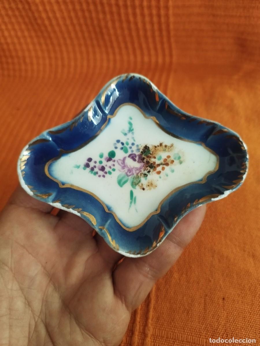 Antig&uuml;edades: Antiguo peque&ntilde;o plato, bandeja de porcelana. Motivos florales. Con faltas en los bordes. Ver fotos.