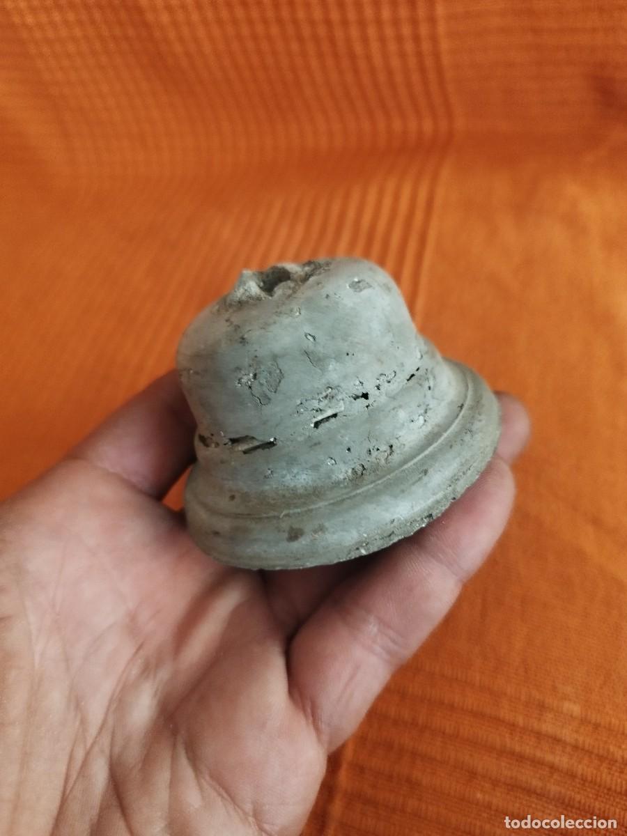 Antig&uuml;edades: Antiguo pedestal, columna adorno. De yeso o parecido a identificar.