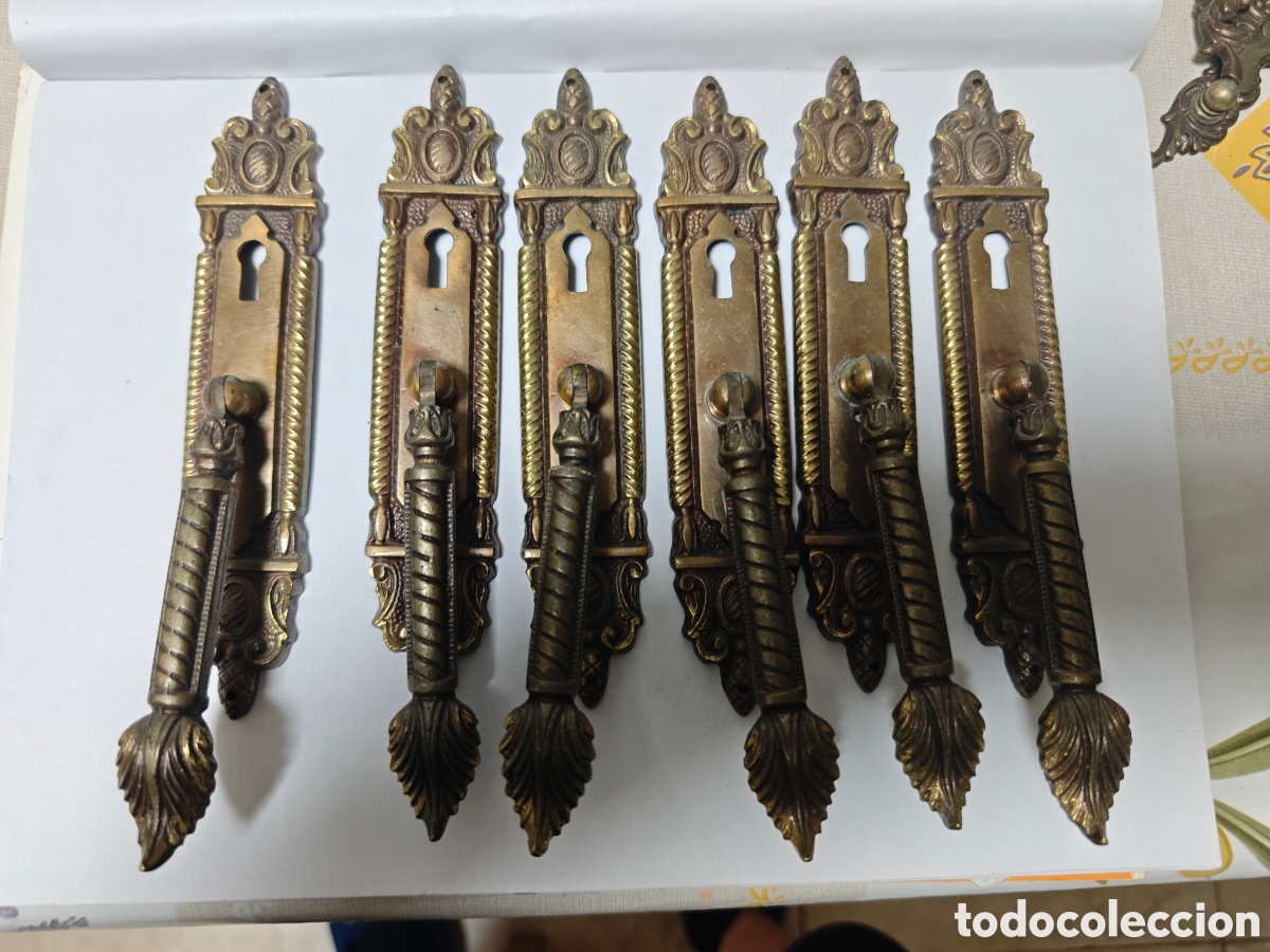 Antig&uuml;edades: Seis tiradores en bronce o laton