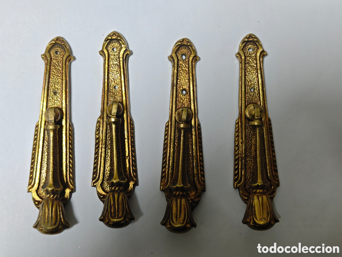 Antig&uuml;edades: Cuatro tiradores antiguos en bronce lat&oacute;n