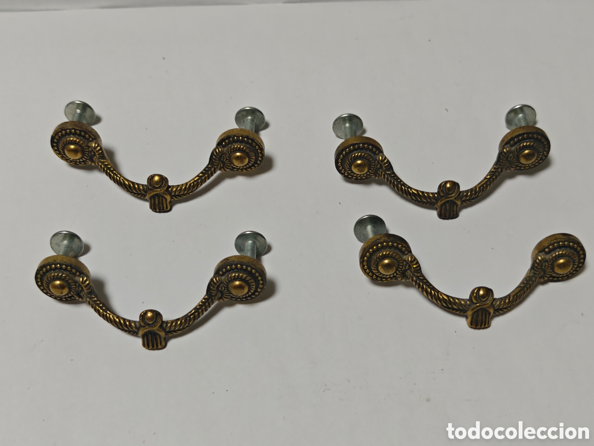 Antig&uuml;edades: Cuatro tiradores antiguos en bronce o lat&oacute;n