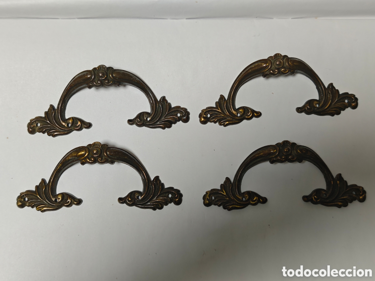 Antig&uuml;edades: Cuatro tiradores antiguos en bronce lat&oacute;n