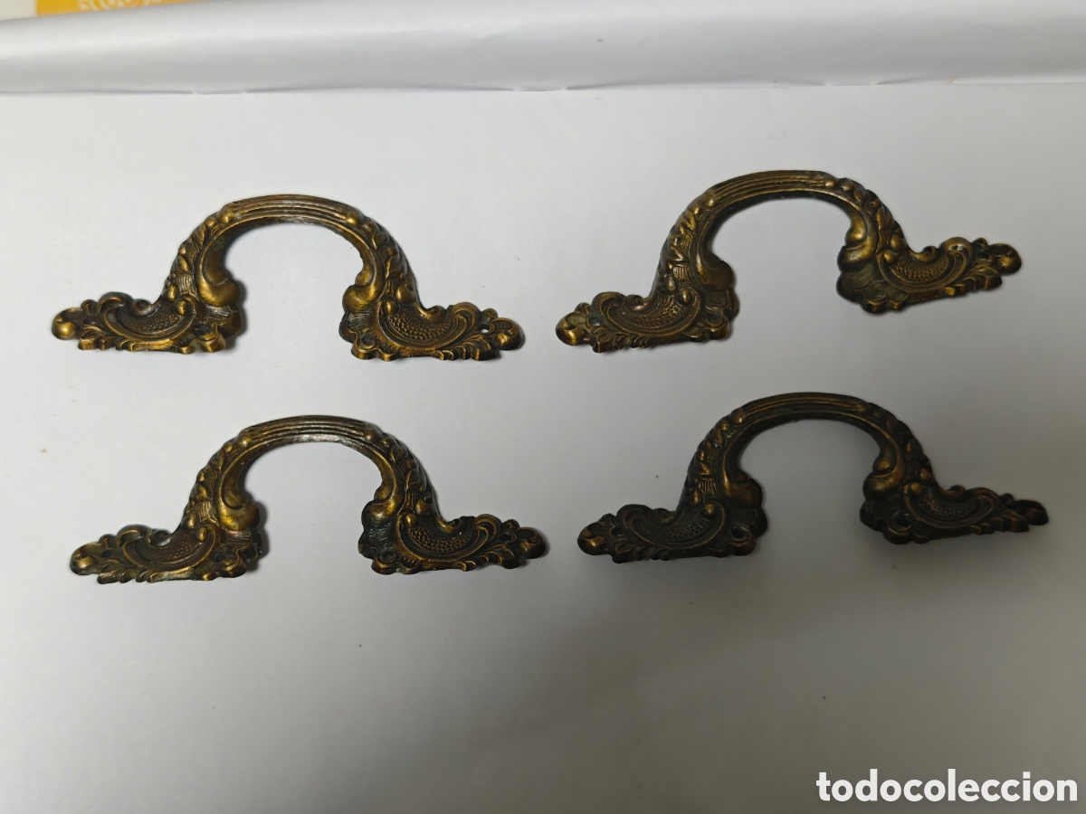 Antig&uuml;edades: Cuatro tiradores antiguos en bronce o lat&oacute;n