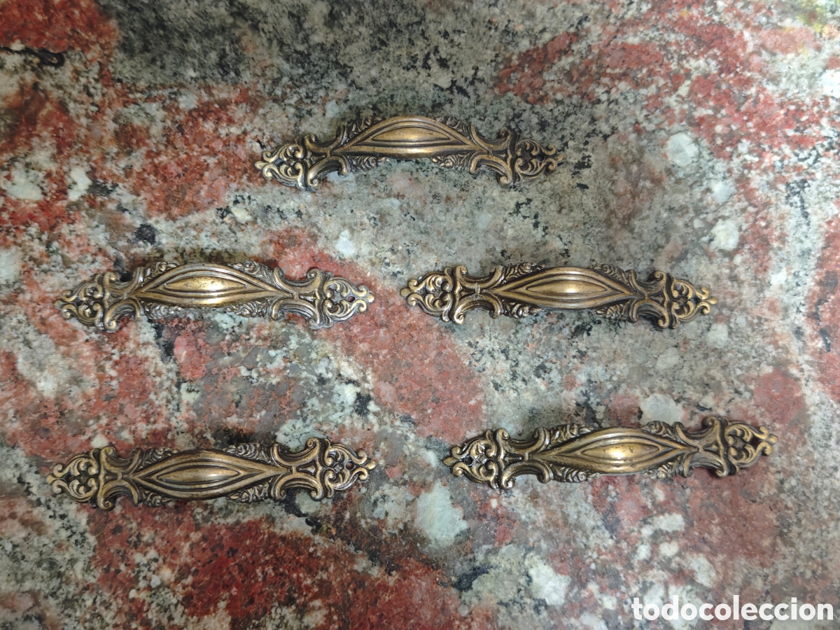 Antig&uuml;edades: 5 tiradores antiguos en bronce o lat&oacute;n