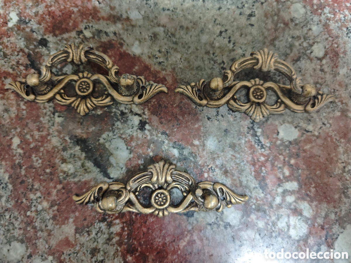 Antig&uuml;edades: Tres tiradores antiguos en bronce la olat&oacute;n ornamentales