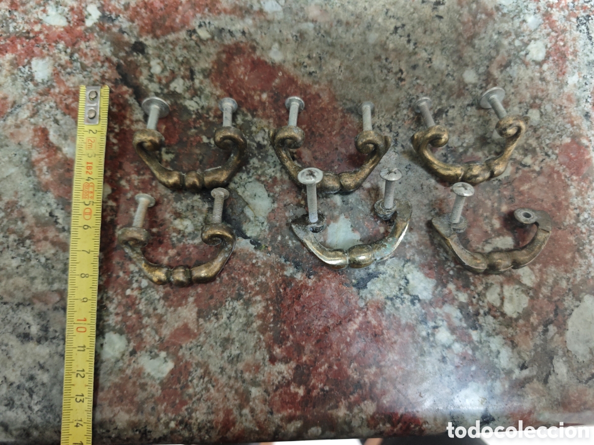 Antig&uuml;edades: Seis tiradores antiguos en bronce lat&oacute;n