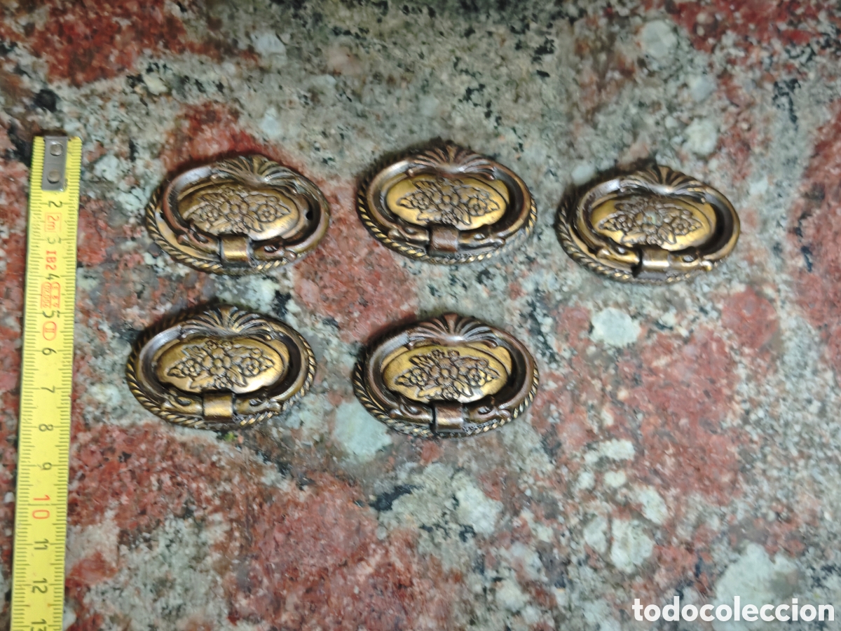 Antig&uuml;edades: 5 tiradores antiguos en bronce o lat&oacute;n ornamentales