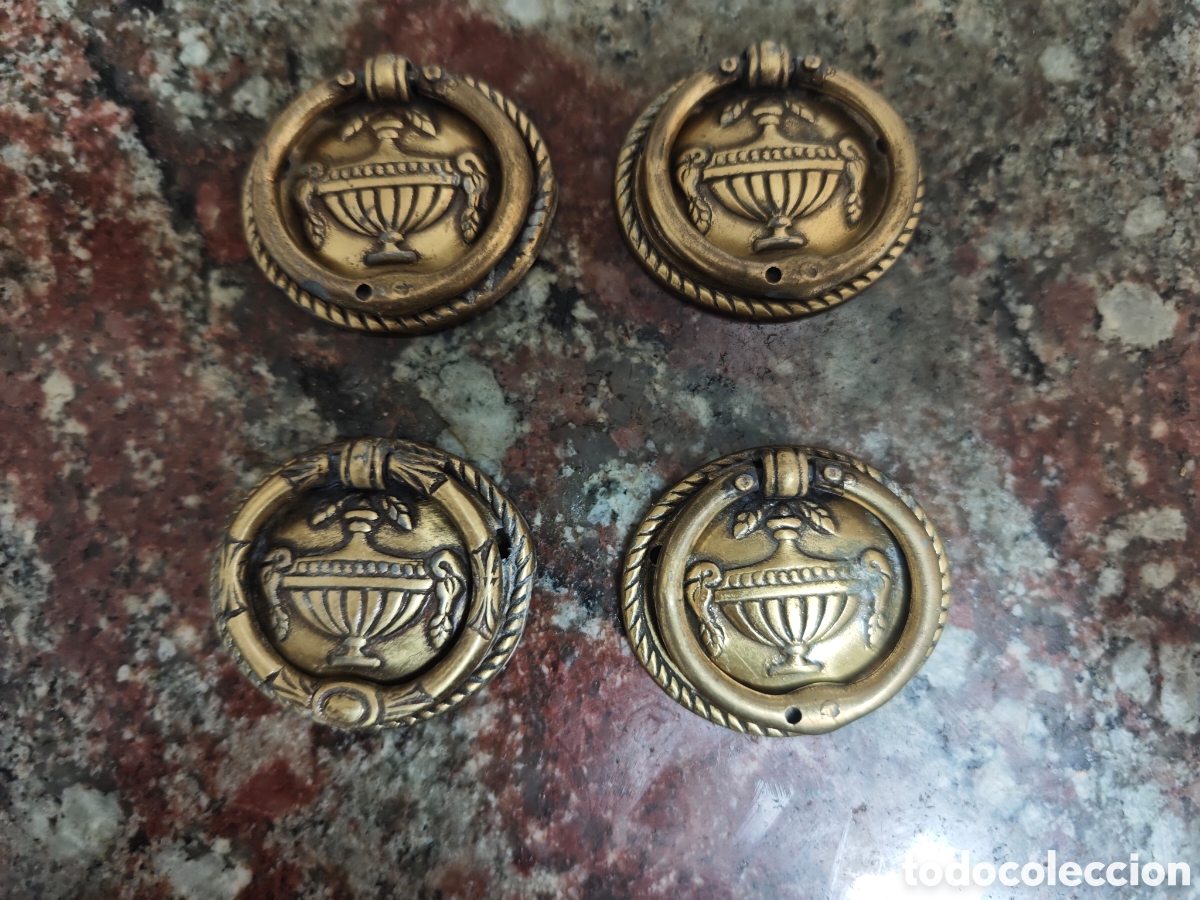 Antig&uuml;edades: Cuatro tiradores antiguos en bronce o lat&oacute;n ornamentales