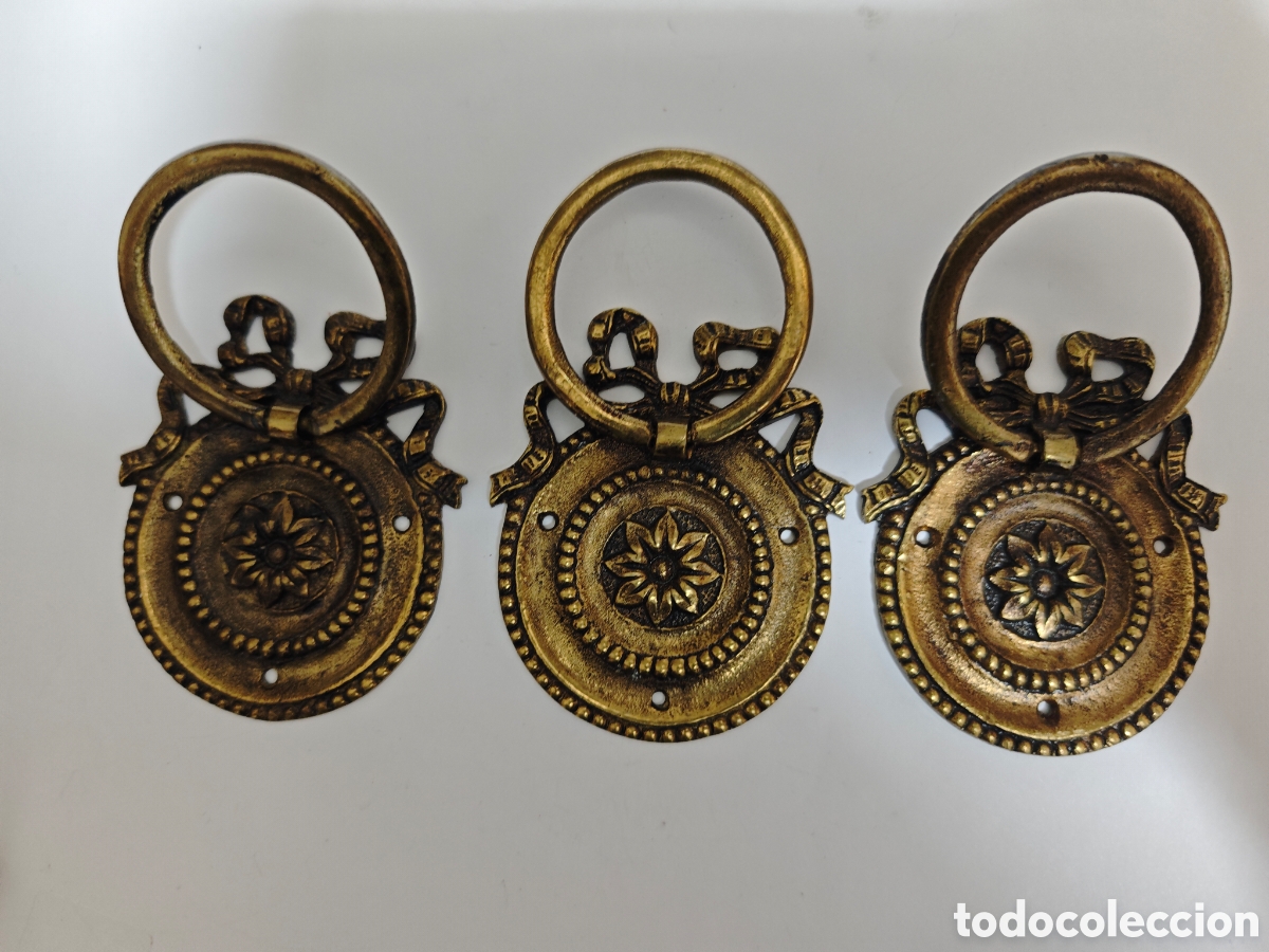 Antig&uuml;edades: Tres tiradores antiguos en bronceo lat&oacute;n ornamentales