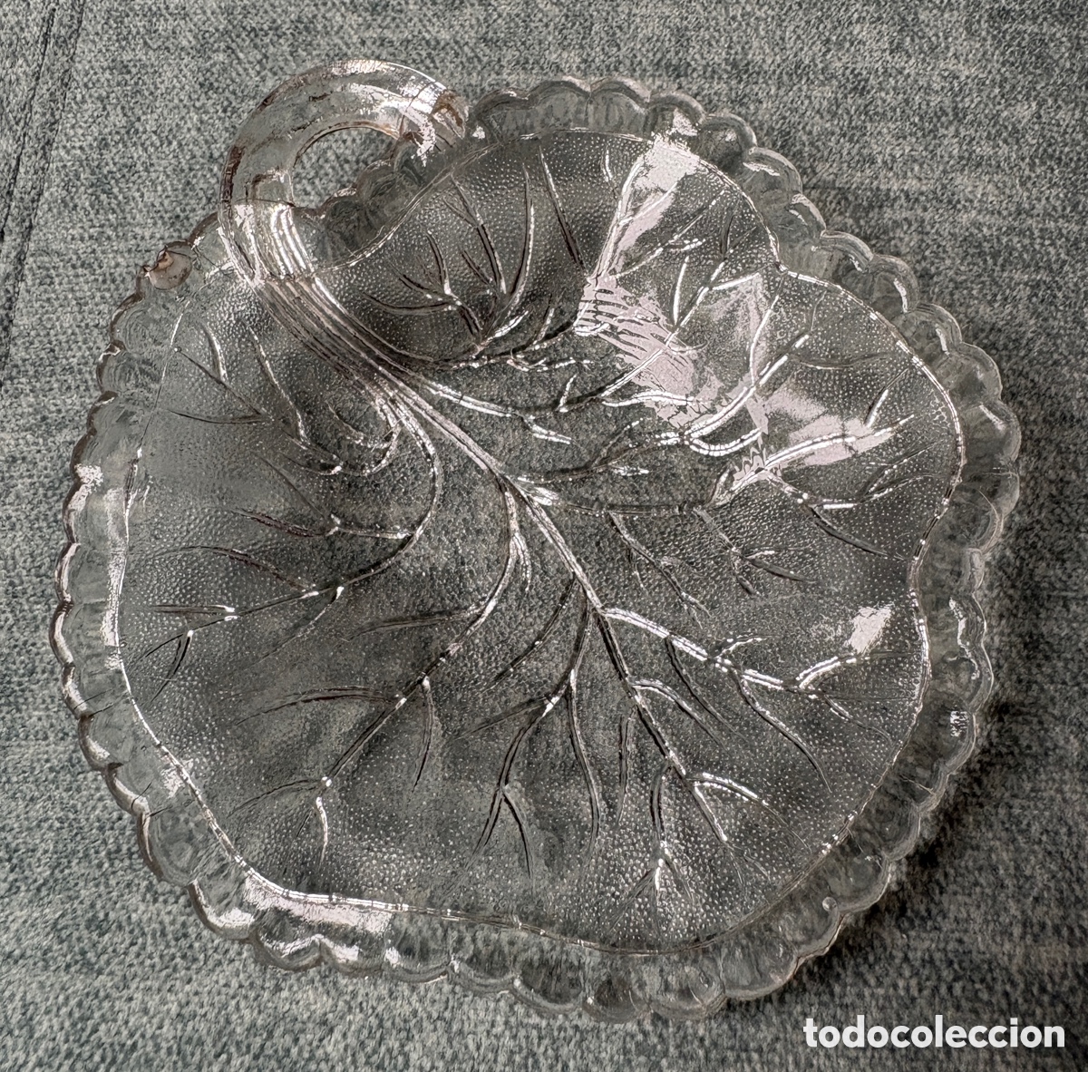 Antig&uuml;edades: (L798) Plato vintage de cristal transparente en forma de hoja con asa - 13,5 cm