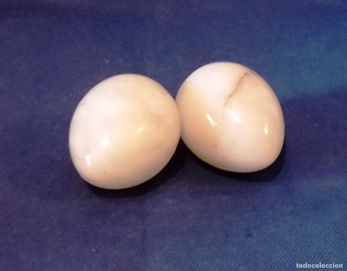 Antig&uuml;edades: 2 Huevos Decorativos de M&aacute;rmol Tallado. Conjunto de dos huevos decorativos tallados en m&aacute;rmol.