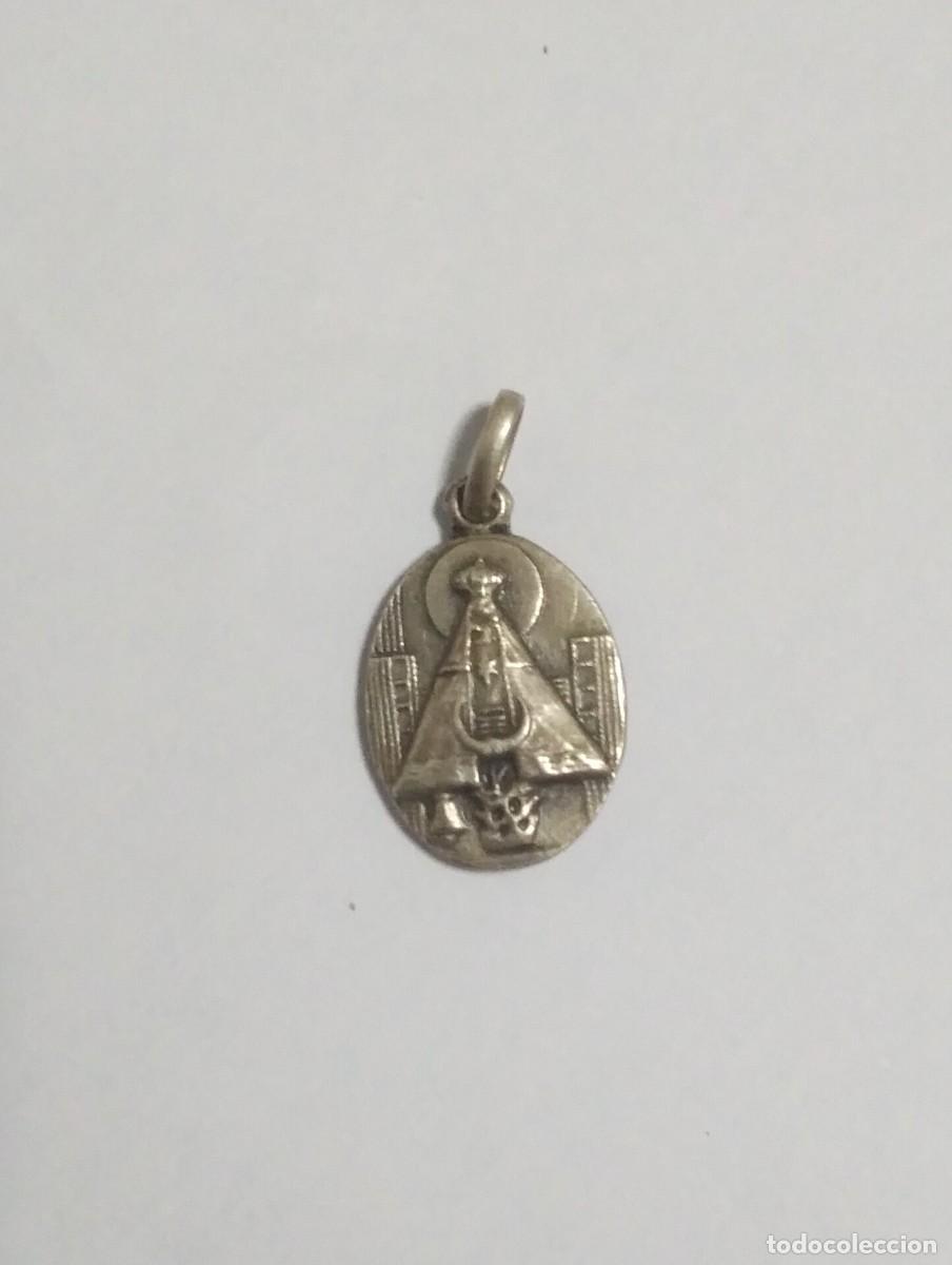 Antig&uuml;edades: Medalla con Reliquia del Manto de La Virgen de Aranzazu