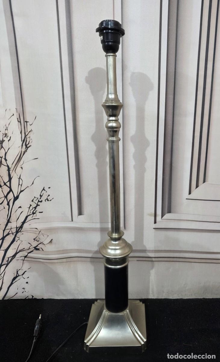 Antig&uuml;edades: L&aacute;mpara de sobremesa Zalema Decoraci&oacute;n con un elegante dise&ntilde;o en color negro y plateado.
