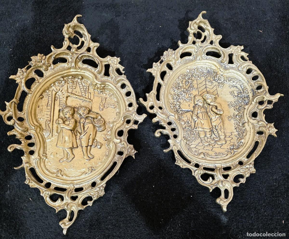 Antig&uuml;edades: Par de cuadros de bronce, con un dise&ntilde;o ornamentado barroco .