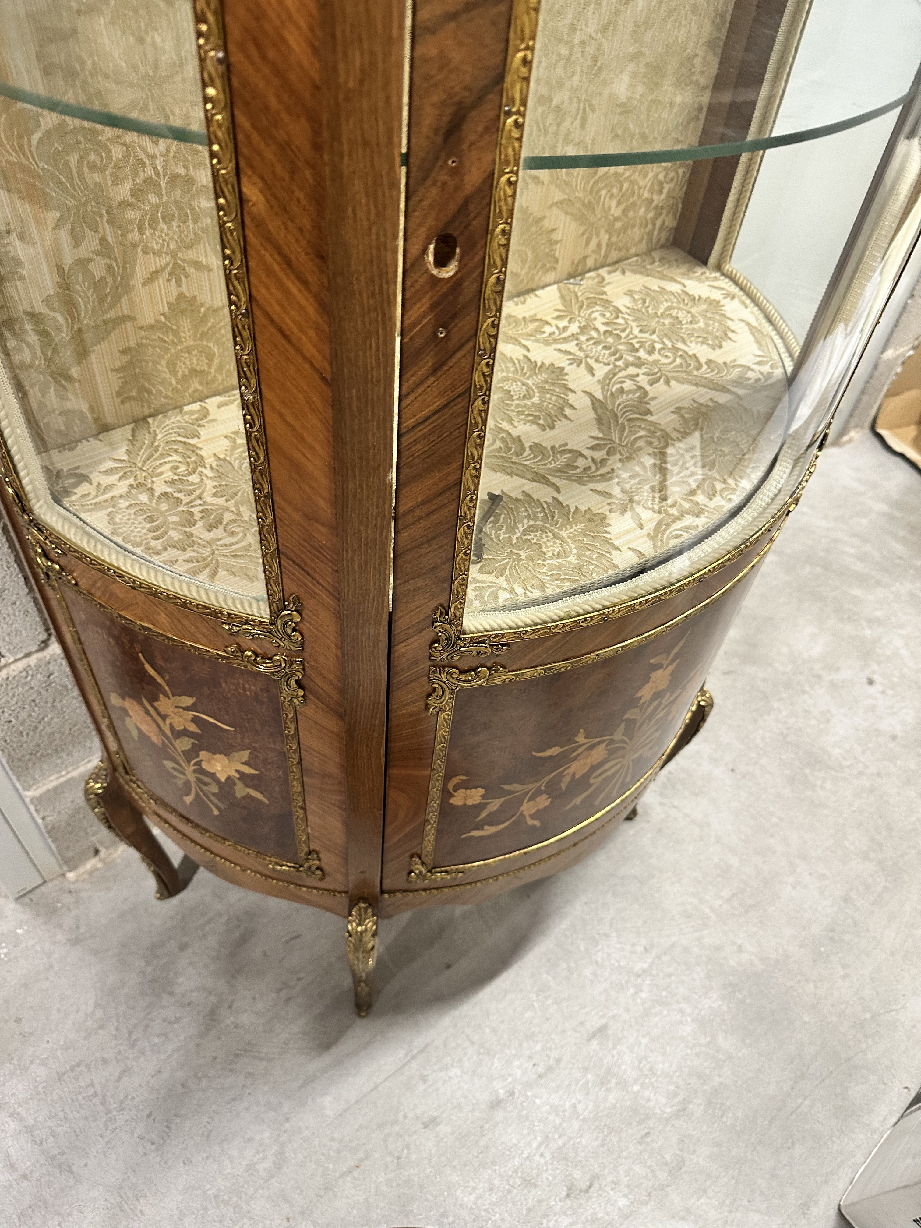 Antig&uuml;edades: Mueble estilo Luis XIV vitrina curva cristal y madera noble