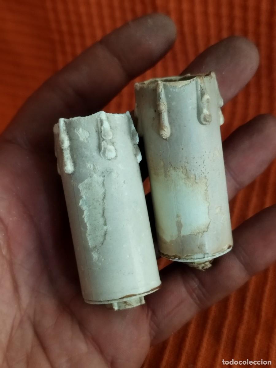 Antig&uuml;edades: Dos antiguos portal&aacute;mparas, en forma de vela.