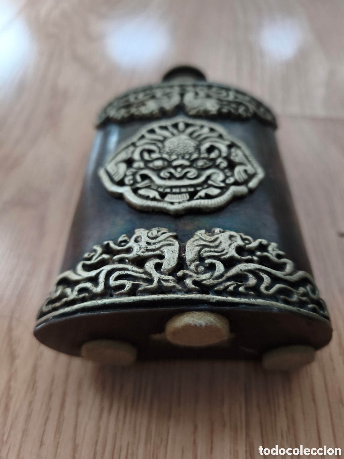 Antig&uuml;edades: Petaca Antigua de Estilo Tibetano / Nepal&iacute; con Relieve del Dios Chhepu &ndash; Cobre y Metal Plateado