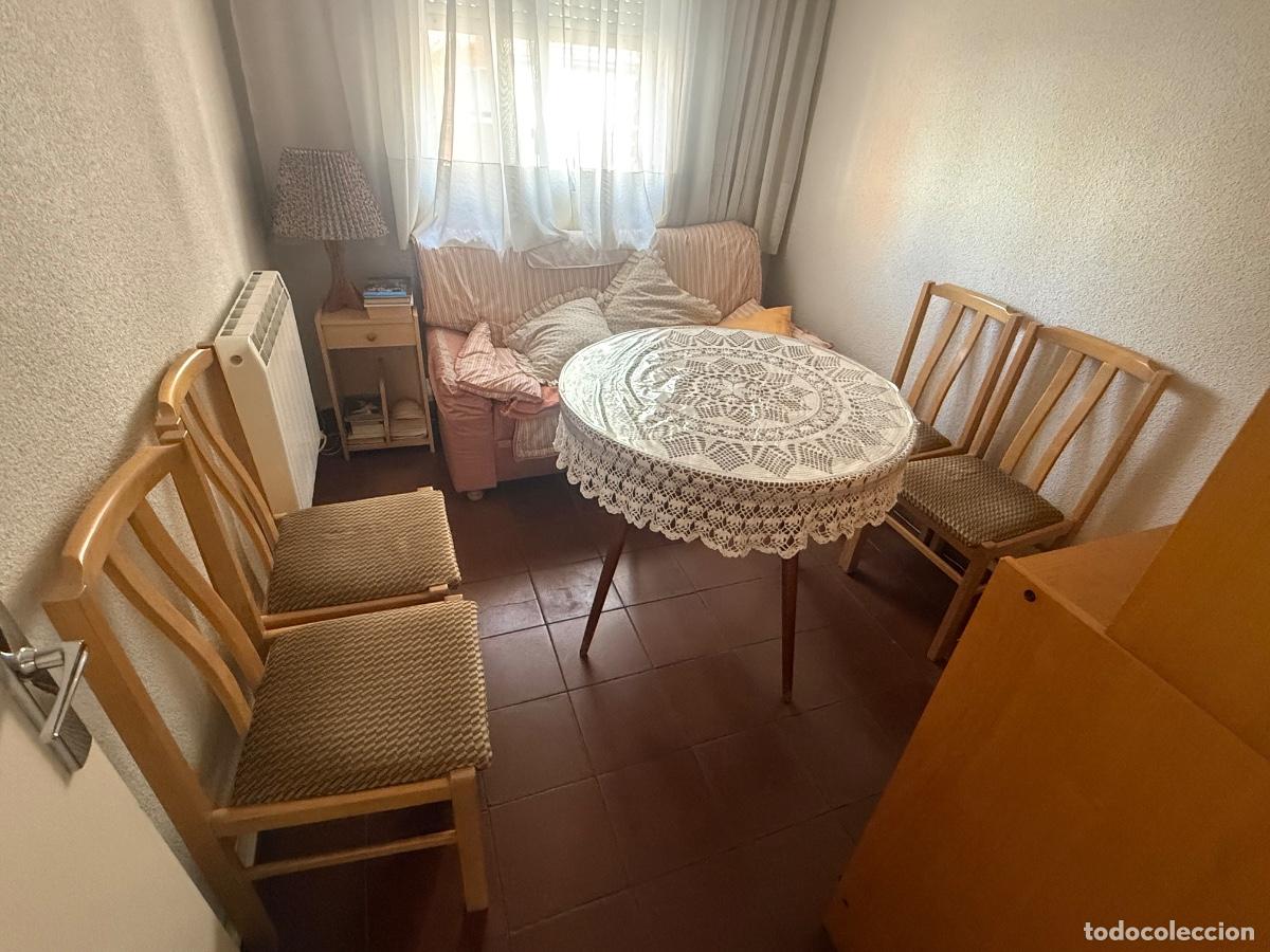 Antig&uuml;edades: Juego de comedor y sof&aacute; de tela