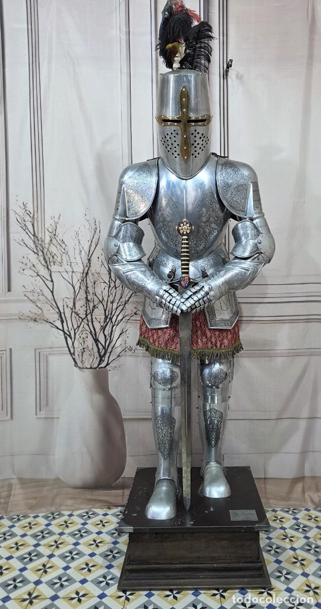 Antig&uuml;edades: R&eacute;plica de armadura medieval de tama&ntilde;o real fabricada por la firma Marto en Toledo.