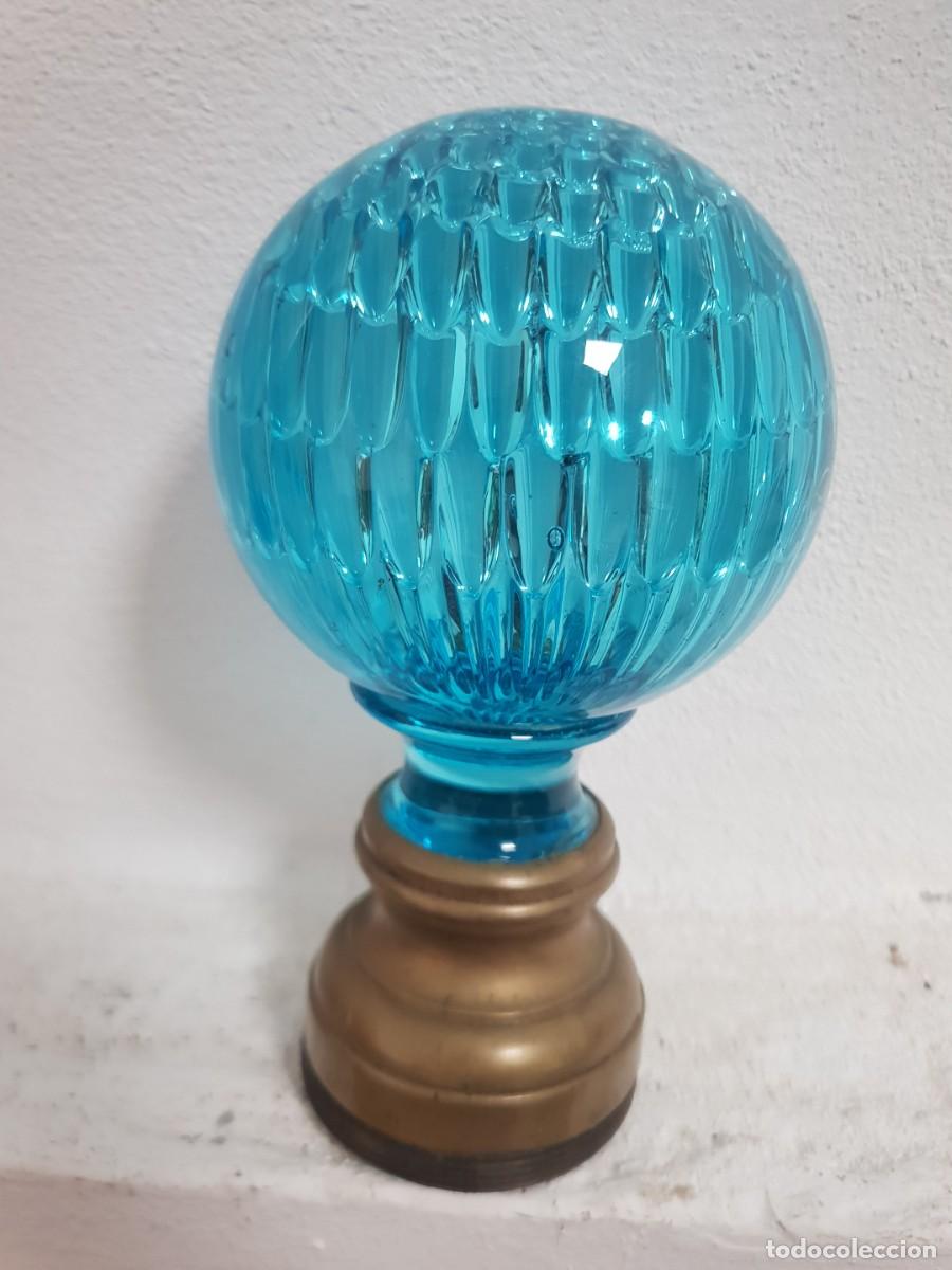 Antig&uuml;edades: Antigua bola de remate de escalera nido de abeja azul cristal siglo xix