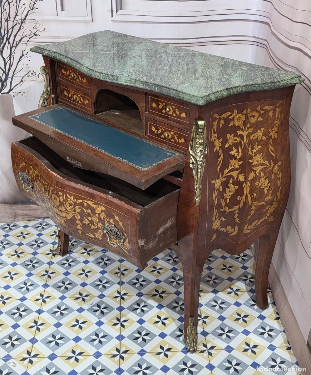 Antig&uuml;edades: C&oacute;moda escritorio Luis XV estilo transici&oacute;n presenta marqueter&iacute;a floral y una tapa de m&aacute;rmol verde.