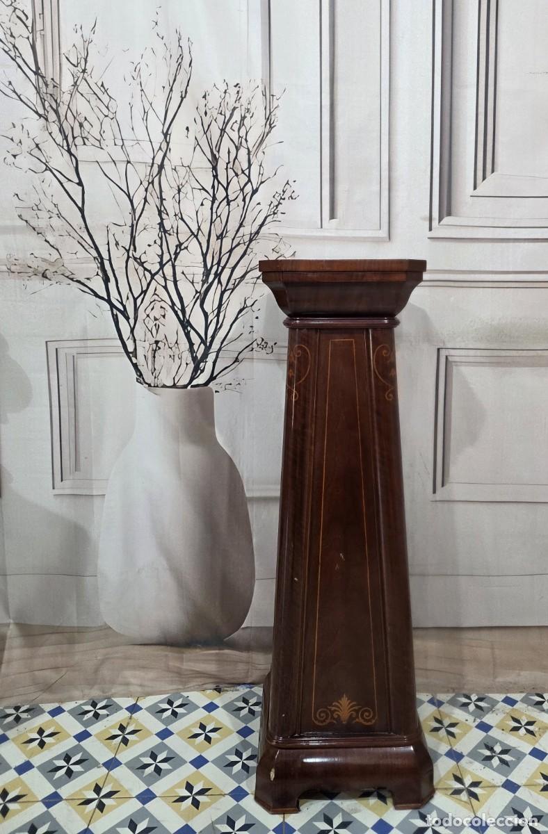 Antig&uuml;edades: Pedestal de estilo cl&aacute;sico