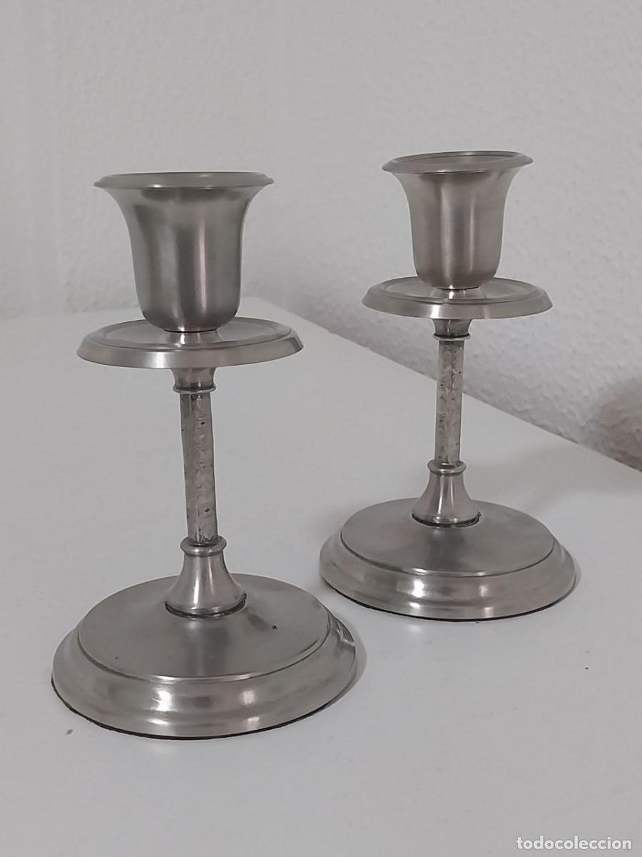 Antig&uuml;edades: Pareja de candelabros vintage de peltre labrado