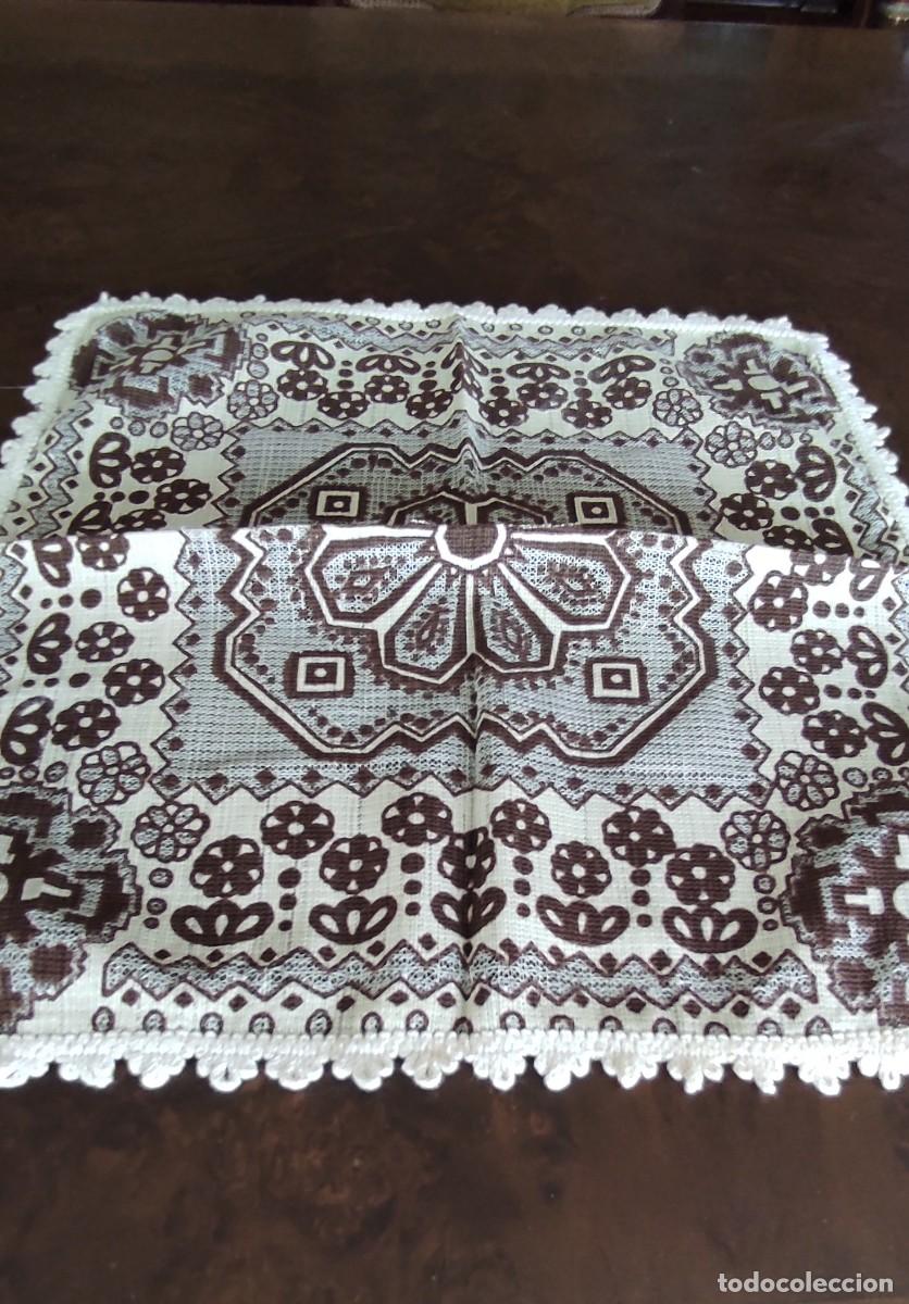 Antig&uuml;edades: BONITO TAPETE CENTRITO DE MESA. ESTAMPADO FLORAL RUSTICO MARRON Y BEIGE CON PUNTILLAS. 35x 35 CM.