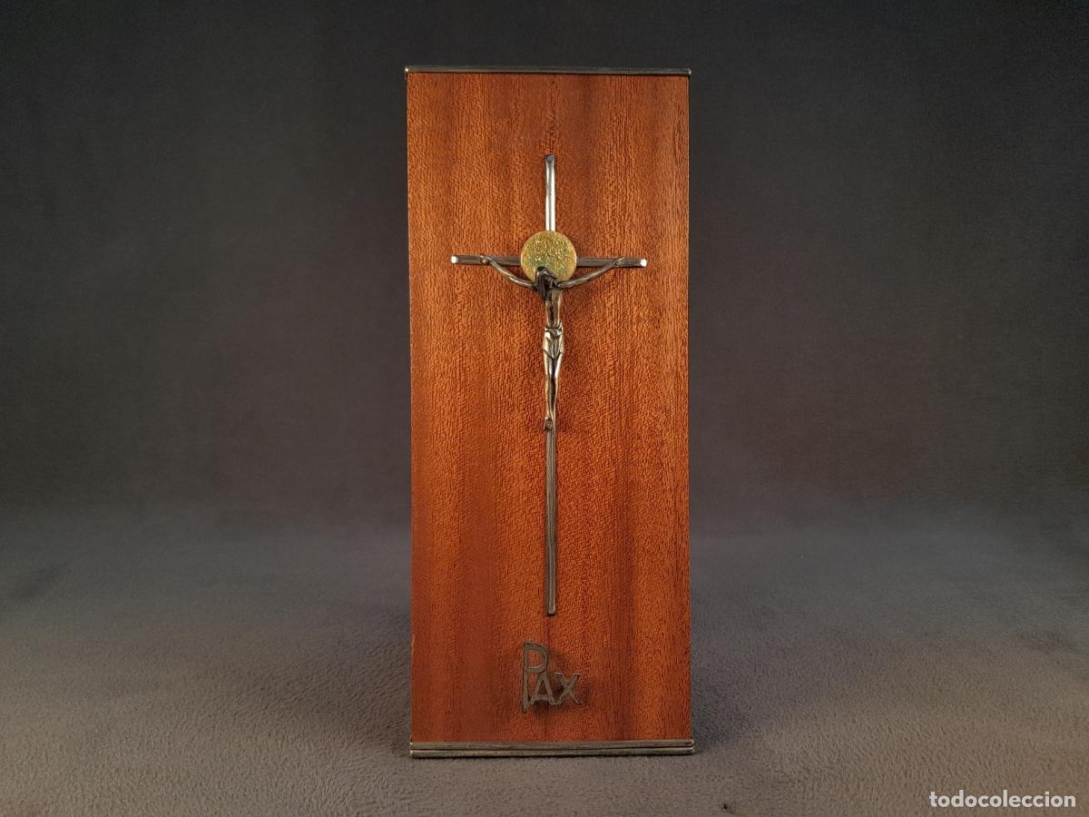 Antig&uuml;edades: CRUCIFIJO DE PARED CON APLICACIONES DE PLATA. SIGLO XX