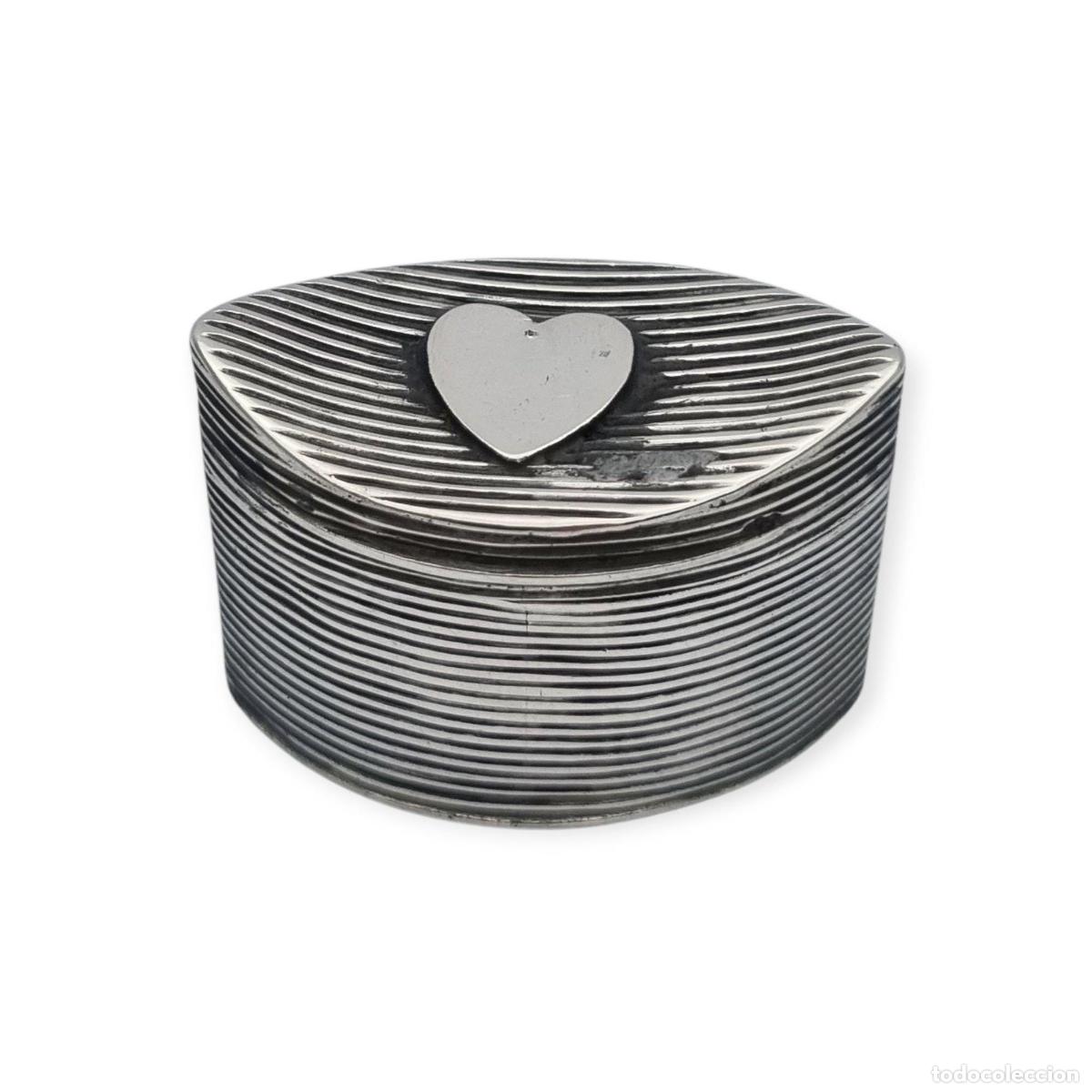 Antig&uuml;edades: Caja peque&ntilde;a de plata holandesa acanalada con coraz&oacute;n, para menta o rape circa 1906-1953