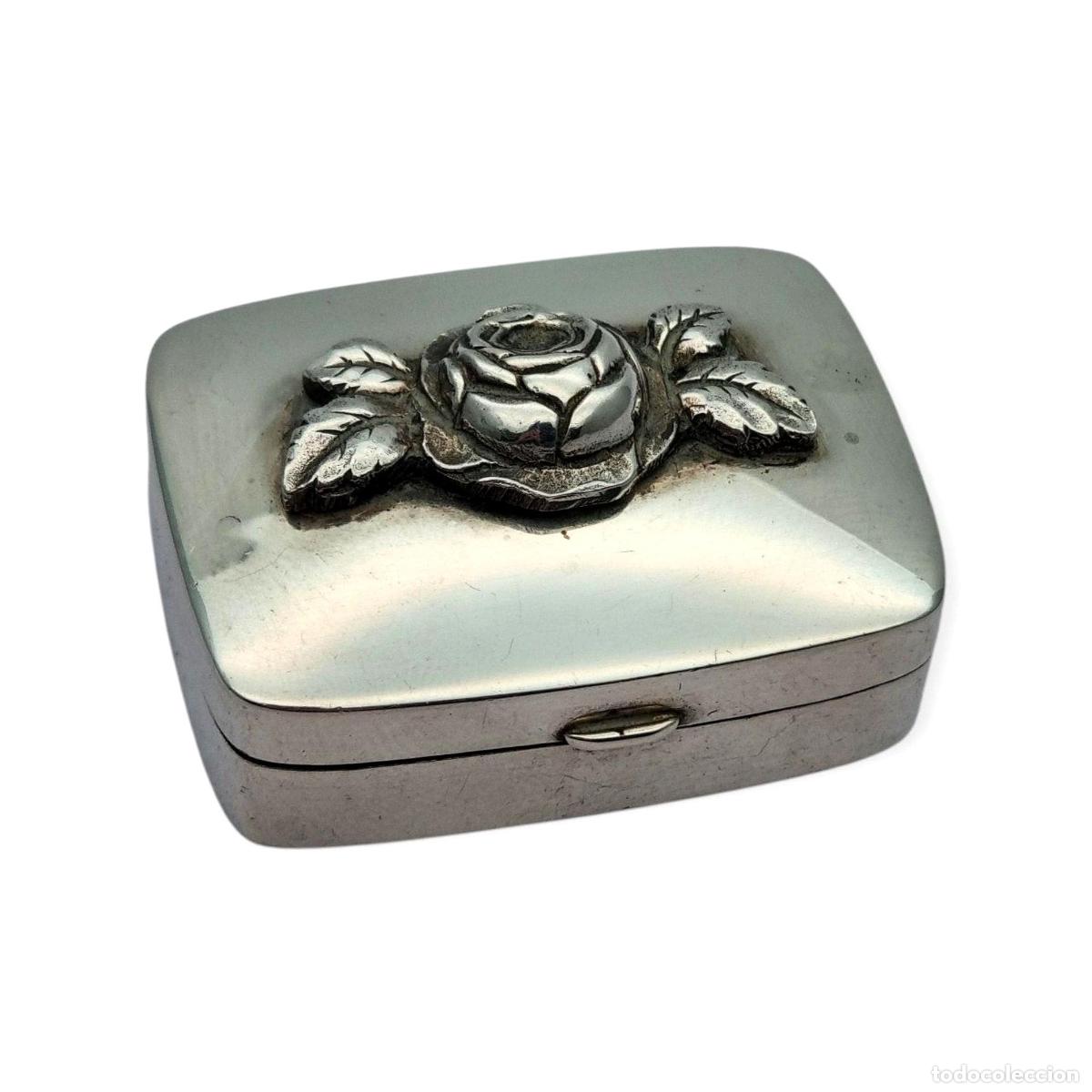 Antig&uuml;edades: Caja vintage de plata con rosa en relieve, dise&ntilde;o floral europeo circa 1980-1990