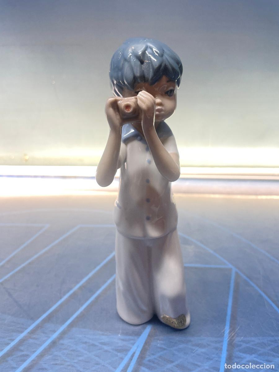 Antig&uuml;edades: Ni&ntilde;o fotografiando, figura de porcelana casades 19cm