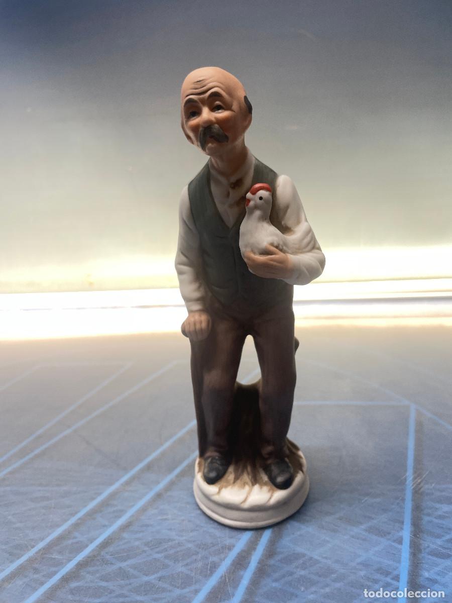 Antig&uuml;edades: Figura abuelo con gallina, tipo capidimonte 19cm