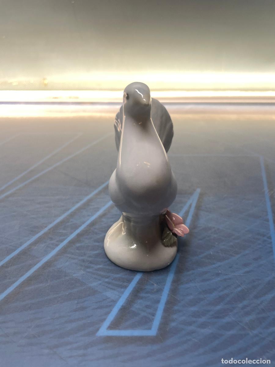 Antig&uuml;edades: Paloma Porcelana detalle floral 10 cm