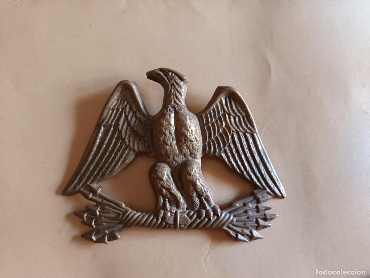 Antig&uuml;edades: Antigua &aacute;guila imperial francesa fabricada en lat&oacute;n.