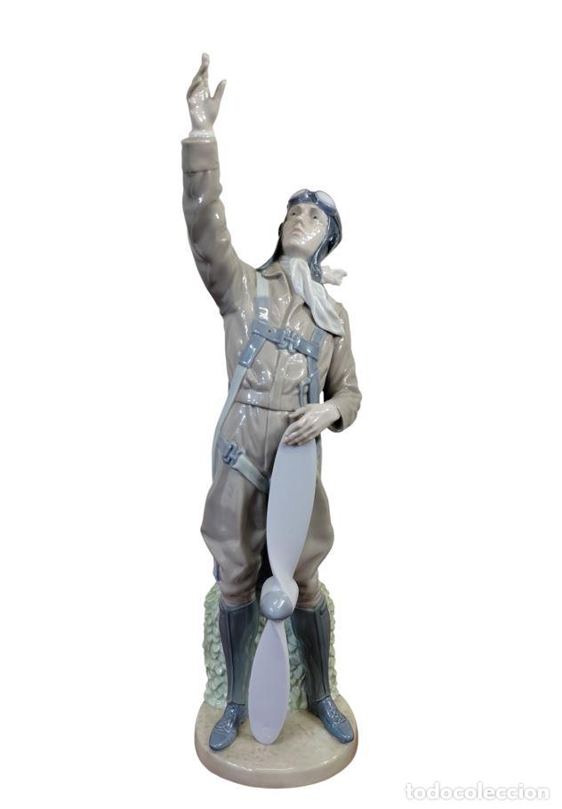 Antig&uuml;edades: EL PILOTO O EL AVIADOR. LLADR&Oacute;. PORCELANA POLICROMADA. ESPA&Ntilde;A. CIRCA 1990.