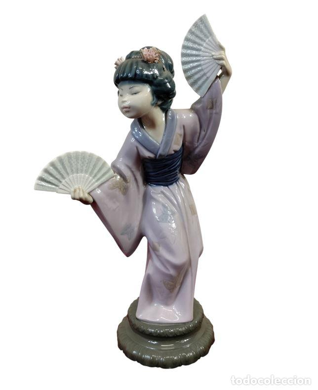 Antig&uuml;edades: GEISHA SOSTENIENDO DOS ABANICOS. LLADR&Oacute;. PORCELANA PINTADA. ESPA&Ntilde;A. SIGLO XX.