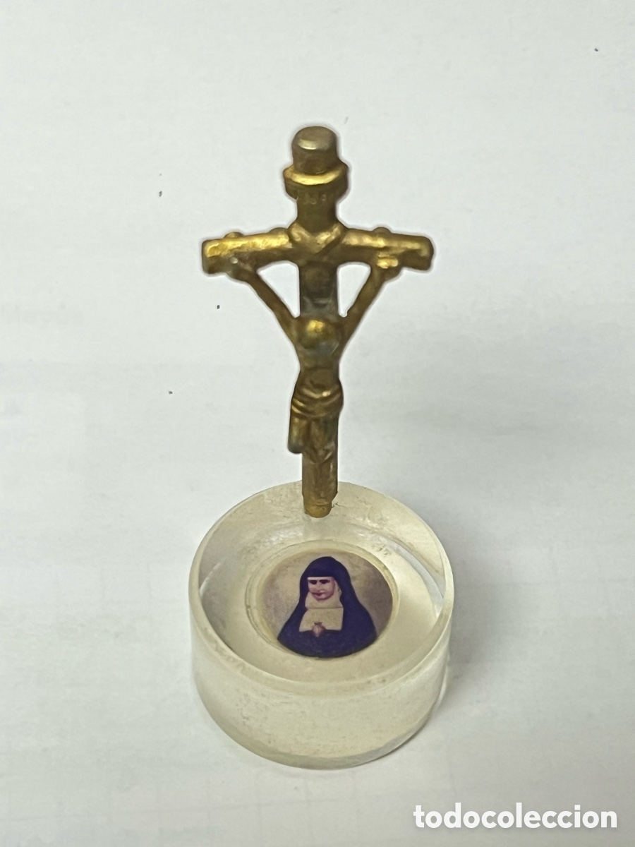 Antig&uuml;edades: crucifijo de mesa montado sobre una base de resina o acr&iacute;lico transparente / xy20