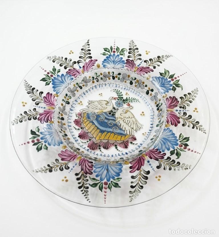 Antig&uuml;edades: PLATO CON CISNES Y MOTIVOS VEGETALES DE ESTILO CIRERA. VIDRIO ESMALTADO. ESPA&Ntilde;A. SIGLO XX.